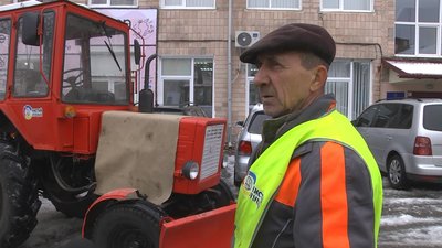 Ожеледиця у Луцьку: як працюють комунальники, курсує громадський транспорт та що кажуть водії та пішоходи Ожеледиця у Луцьку: як працюють комунальники, курсує громадський транспорт та що кажуть водії та пішоходи