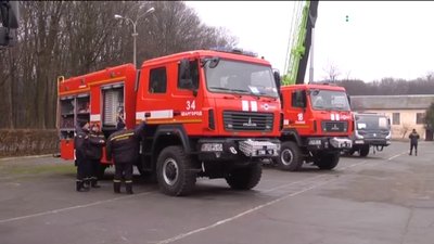 Чотири пожежних автомобілі та самохідний підіймальний кран отримали пожежники Вінниччини