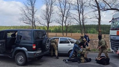На Луганщині затримали чоловіків, що погрозами вимагали у місцевого жителя 2 млн грн