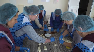Волонтери Чепелівки готують випічку на фронт. Волонтери Чепелівки готують випічку на фронт.