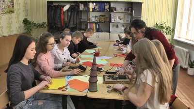 Із подарунками школярі відвідали у Луцьку кав'ярню, де працює молодь із синдромом Дауна Із подарунками школярі відвідали у Луцьку кав'ярню, де працює молодь із синдромом Дауна