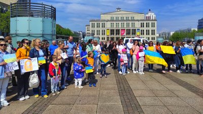 "Родичів в Росії в мене більше немає": харків'яни вийшли на підтримку України у Лейпцигу "Родичів в Росії в мене більше немає": харків'яни вийшли на підтримку України у Лейпцигу