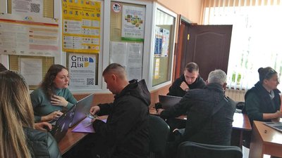 У Луцьку – черги переселенців за виплатами від благодійників У Луцьку – черги переселенців за виплатами від благодійників