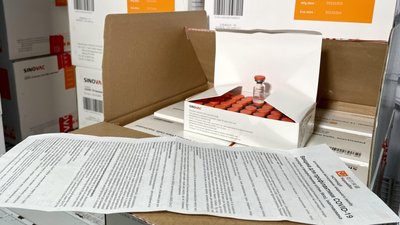 Кого і коли щепитимуть вакциною CoronaVac на Харківщині: інформація ОДА