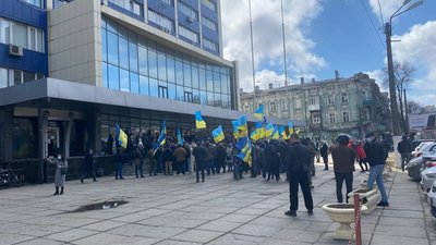 В Одесі влаштували мітинг проти пам'ятної дошки загиблим під час подій 2 травня В Одесі влаштували мітинг проти пам'ятної дошки загиблим під час подій 2 травня