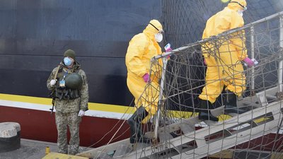 У Маріуполі вимірюють температуру усіх моряків, що прибувають у порт У Маріуполі вимірюють температуру усіх моряків, що прибувають у порт
