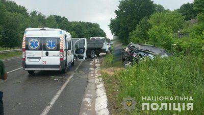 Лобове зіткнення з вантажівкою на Рівненщині: дитина загинула, батьки – у лікарні Лобове зіткнення з вантажівкою на Рівненщині: дитина загинула, батьки – у лікарні