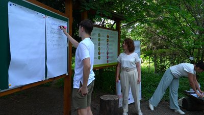 Ужгородські школярі на уроці просто неба в ботанічному саду майстрували будинки для кажанів, шпаків, комах та сов Ужгородські школярі на уроці просто неба в ботанічному саду майстрували будинки для кажанів, шпаків, комах та сов