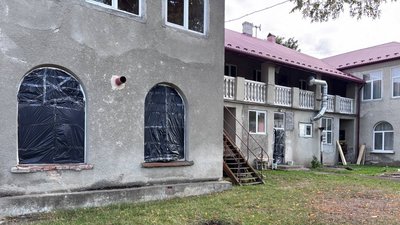 Пошкоджена будівля, де розташована школа-садок у Стрию