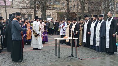 Священники відправляють панахиду у Хмельницькому Священники відправляють панахиду у Хмельницькому