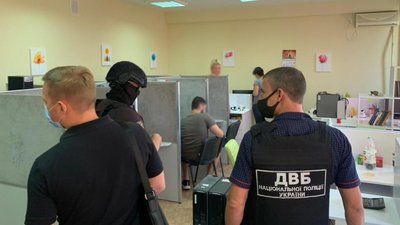 Погрожували розповсюдити порнографічні фото. Викрили колекторів, що вимагали гроші у вінничан