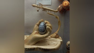 П'ять "писанок" з відстріляних гільз передали Музею писанки на Івано-Франківщині П'ять "писанок" з відстріляних гільз передали Музею писанки на Івано-Франківщині