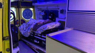 Поранену касирку потягу у Шостці перевезли до київської лікарні