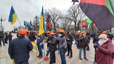 Під Верховною Радою протестують шахтарі Львівщини Під Верховною Радою протестують шахтарі Львівщини