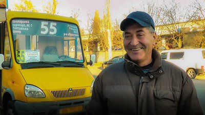 "Просто люблю своїх пасажирів". У Кропивницькому водій маршрутки читає пасажирам вірші