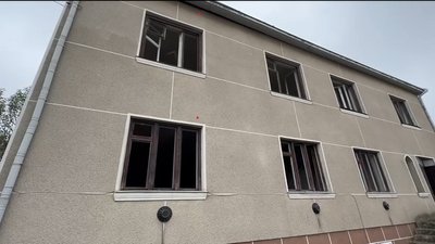 Пошкоджений будинок у Зубрі Пошкоджений будинок у Зубрі