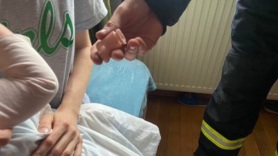 У Франківську рятувальники вивільнили палець дитини з іграшки