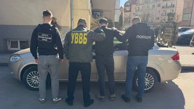13 тисяч доларів за переправлення через державний кордон: на Закарпатті затримали двох підозрюваних 13 тисяч доларів за переправлення через державний кордон: на Закарпатті затримали двох підозрюваних