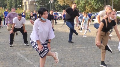 150 ужгородців долучилися до півгодинної ранкової руханки в Ужгороді