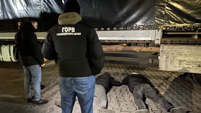 Правоохоронці Львівщини затримали підозрюваних у переправленні чоловіків за кордон