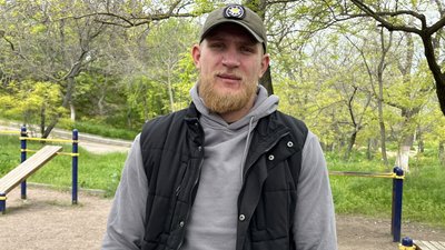 "Коли переплив річку – стопи вже не було": попри травми двох ніг військовий одеської ТРО продовжує служити