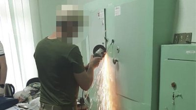 У Дніпрі правоохоронця підозрюють у збуті наркотиків