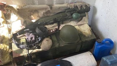 У будинку на Макарівщині знайшли схрон росіян зі зброєю та боєприпасами
