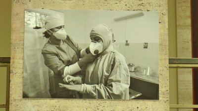 140 фотографій медиків представили на виставці в атріумі ОДА до Дня медика 140 фотографій медиків представили на виставці в атріумі ОДА до Дня медика