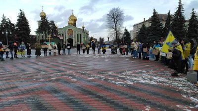 У Черкасах 25 грудня прикрасили ялинку та нагадали про полонених захисників У Черкасах 25 грудня прикрасили ялинку та нагадали про полонених захисників