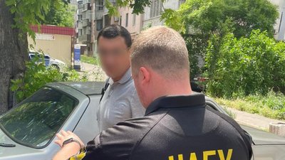 В Одесі депутата від "Довіряй ділам" Дмитра Чапіра затримали під час отримання хабаря В Одесі депутата від "Довіряй ділам" Дмитра Чапіра затримали під час отримання хабаря
