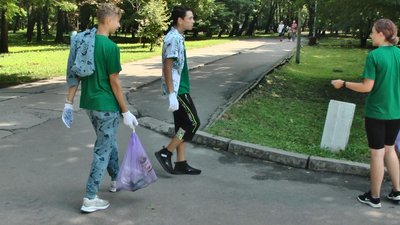 Учасники плогінгу за півшляху зібрали півмішка сміття. Фото: Суспільне. Учасники плогінгу за півшляху зібрали півмішка сміття. Фото: Суспільне.