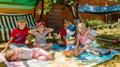 Взяли дітей у переддень війни. У Дніпрі у патронатній сім`ї виховують семеро братів та сестер