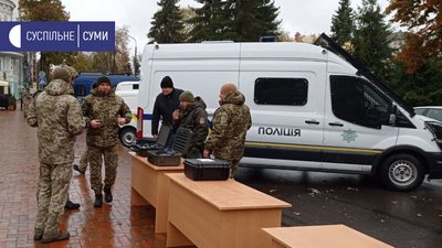 Виставку військової техніки влаштували у Сумах (ФОТО) Виставку військової техніки влаштували у Сумах (ФОТО)