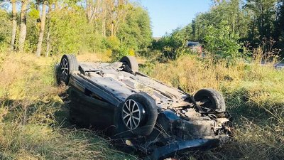 Після наїзду автомобіль вилетів у кювет і перекинувся. Фото: ГУ НП у Хмельницькій області Після наїзду автомобіль вилетів у кювет і перекинувся. Фото: ГУ НП у Хмельницькій області