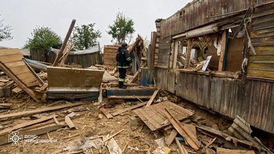 
Атака росіян у Чернігівському районі: дрон влучив в будинок, поранені матір та дочка