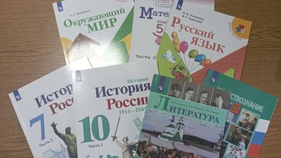 Російські книги, які привезли до Хмельницького обласного краєзнаєзнавчого музею з окупованих територій, жовтень 2023. Фото: Наталія Мовчан Російські книги, які привезли до Хмельницького обласного краєзнаєзнавчого музею з окупованих територій, жовтень 2023. Фото: Наталія Мовчан