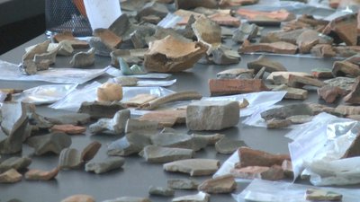 На місці колишнього замку на глибині 8 метрів знайшли ужиткові речі, які гарно збереглися. На місці колишнього замку на глибині 8 метрів знайшли ужиткові речі, які гарно збереглися.