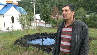 У селі Міжгір’я на Прикарпатті зі старих свердловин витікає нафта у городи жителів та місцеву річку У селі Міжгір’я на Прикарпатті зі старих свердловин витікає нафта у городи жителів та місцеву річку