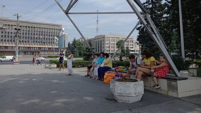 Святкова форма протесту: в Запоріжжі батьки влаштували свято, щоб висловити незгоду з реформою шкіл Святкова форма протесту: в Запоріжжі батьки влаштували свято, щоб висловити незгоду з реформою шкіл