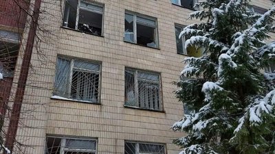 У Сумах внаслідок російських авіаударів пошкоджені два навчальних заклади У Сумах внаслідок російських авіаударів пошкоджені два навчальних заклади