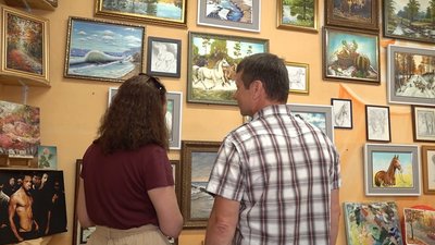 Художню галерею та безплатні курси малювання організував пенсіонер на Черкащині