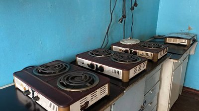 Мешканці гуртожитку на Херсонщині півтора місяця живуть без електрики та опалення Мешканці гуртожитку на Херсонщині півтора місяця живуть без електрики та опалення