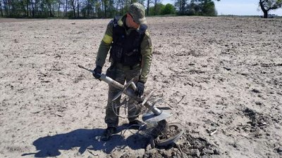 У полі на Городнянщині вибухотехніки виявили понад 700 бойових касет від російської авіабомби У полі на Городнянщині вибухотехніки виявили понад 700 бойових касет від російської авіабомби