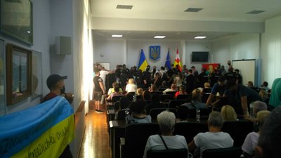 "Заночуємо тут". АТОвці та підприємці заблокували трибуну в сесійній залі Луцькради "Заночуємо тут". АТОвці та підприємці заблокували трибуну в сесійній залі Луцькради