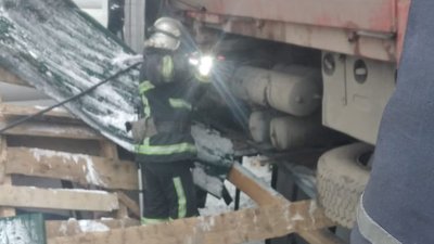 На Прикарпатті вантажівка в'їхала у стіну готелю На Прикарпатті вантажівка в'їхала у стіну готелю