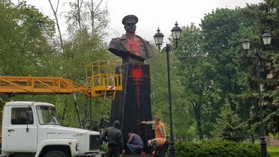 Пам'ятник Жукову другий день поспіль обливають фарбою