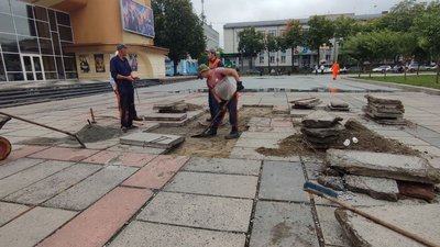У Рівному на майдані Незалежності замінюють бетонні плити