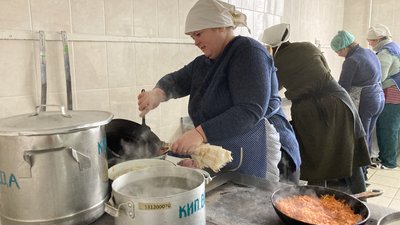 У Близнюках робили вареники з капустою для поранених захисників. 20 січня 2023 року. Фото: Юлія Токар/Суспільне Харків У Близнюках робили вареники з капустою для поранених захисників. 20 січня 2023 року. Фото: Юлія Токар/Суспільне Харків