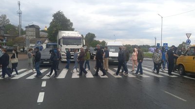 Понад пів сотні прикарпатців заблокували дорогу національного значення Понад пів сотні прикарпатців заблокували дорогу національного значення