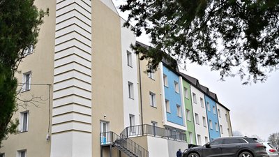 Будівля лікарі у селі Вікно на Буковині, яку облаштовують для проживання переселенців